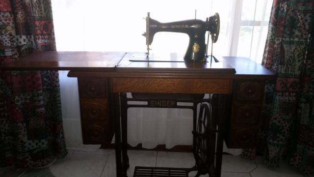 1948 SINGER TREADLE SWING MACHINE